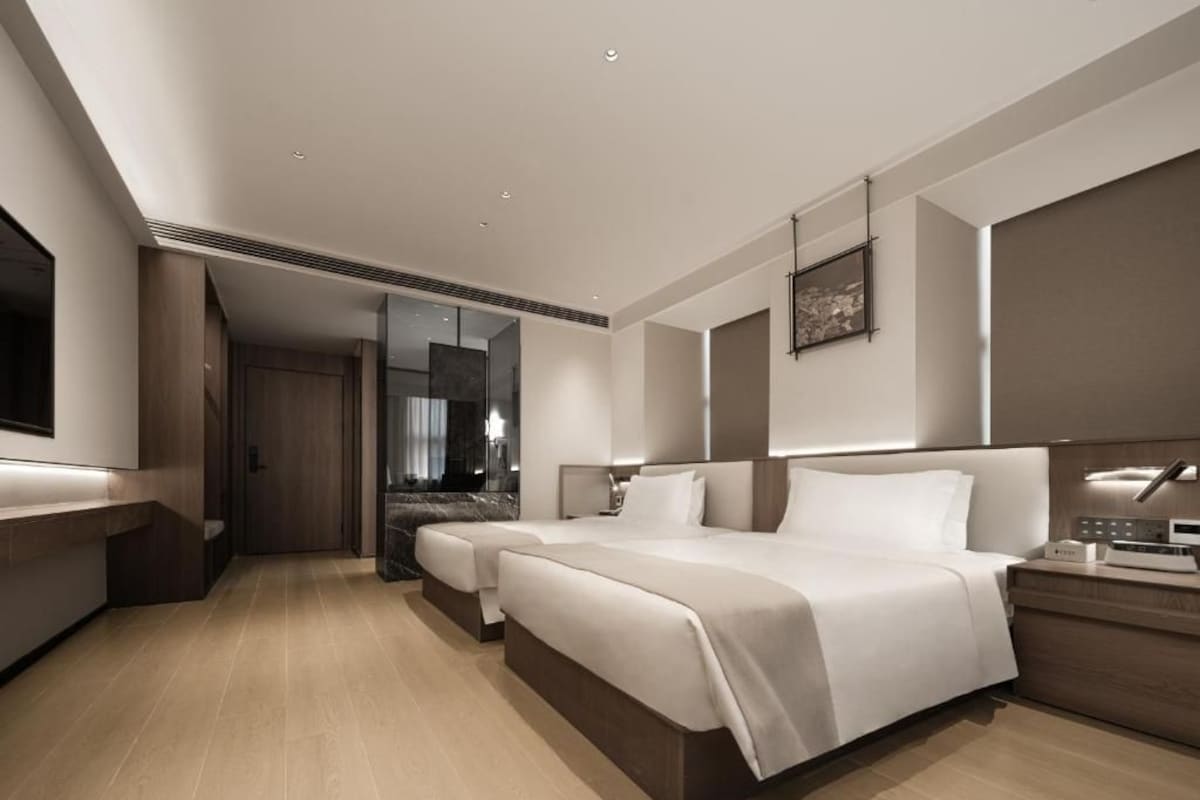 Kamar Twin Mewah, Pembersihan Kamar, pemandangan kota | Meja kerja, ruang kerja ramah laptop, dan tirai kedap cahaya