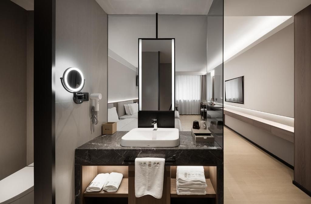 Superior Twin Room, City View | Bathroom | Shower, free toiletries, hair dryer, slippers
