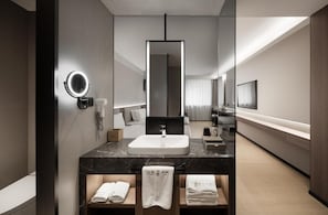 Kamar Twin Superior, pemandangan kota | Kamar mandi | Shower, perlengkapan mandi gratis, pengering rambut, dan sandal