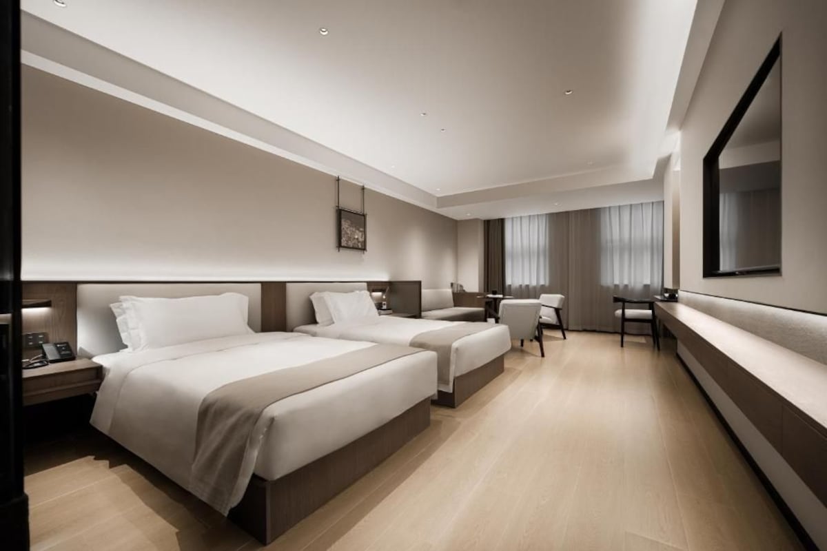 Kamar Twin Superior, pemandangan kota | Meja kerja, ruang kerja ramah laptop, dan tirai kedap cahaya