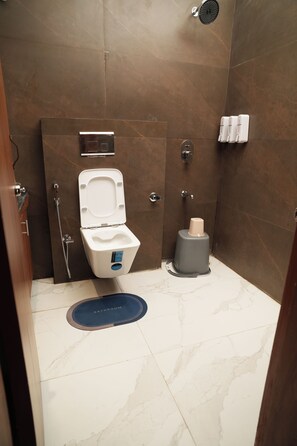 Double Room, Pool View | Bathroom - The Kailasha Resort (Roorkee)