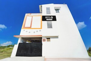 Un hotel moderno con un cartel que indica que ofrece servicios para empresas.
