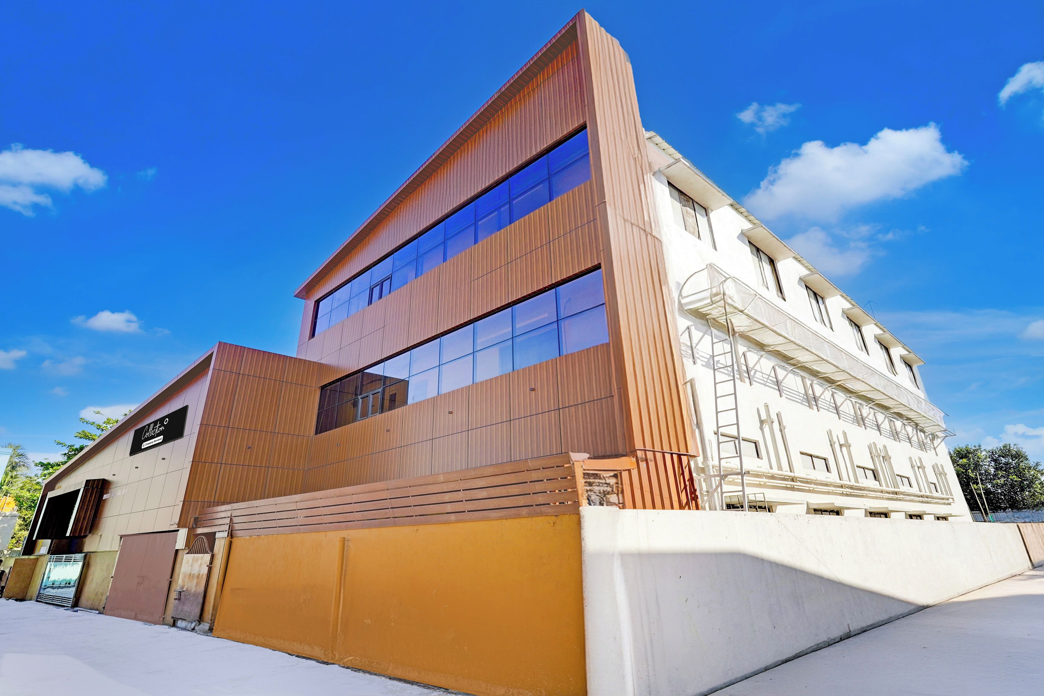 Un bâtiment moderne doté d’une grande façade en verre et d’un revêtement extérieur en bois.