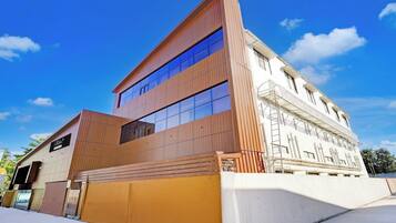 Un bâtiment moderne doté d’une grande façade en verre et d’un revêtement extérieur en bois.