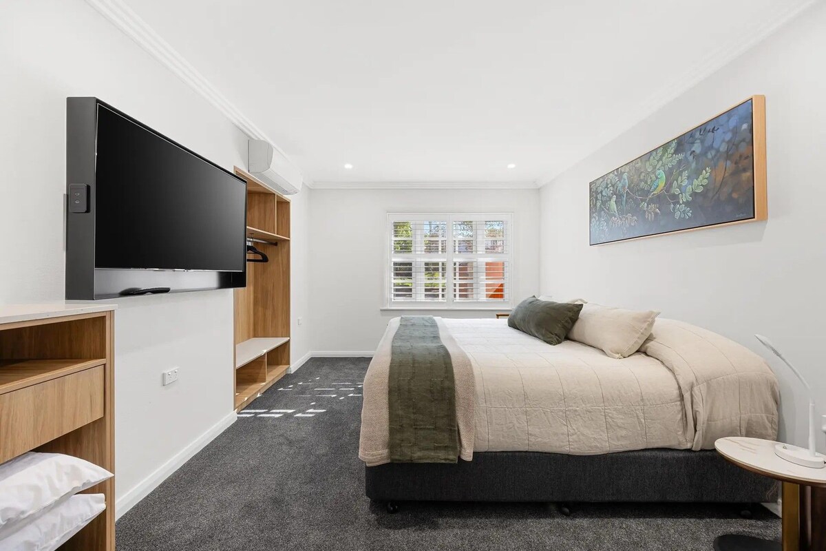 Apartamento luxo, barras de apoio para chuveiro, varanda | Quartos à prova de som, ferros/tábuas de passar roupa, Wi-Fi de cortesia