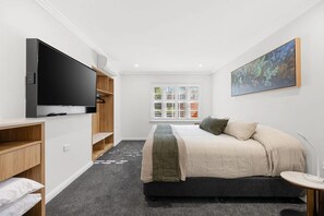 Apartamento luxo, barras de apoio para chuveiro, varanda | Quartos à prova de som, ferros/tábuas de passar roupa, Wi-Fi de cortesia