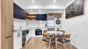 Appartamento Deluxe, non fumatori, cucina | Cucina privata | Frigorifero con congelatore, microonde, forno, piano cottura