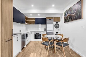 Apartamento luxo, para não fumantes, cozinha | Cozinha privada | Geladeira grande, micro-ondas, fogão, cooktop