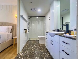 Ein modernes Badezimmer mit Dusche, Toilette und Waschtisch.