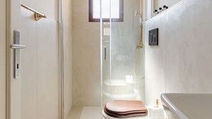 Ein Badezimmer mit Toilette, Bidet und Waschbecken.