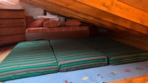 Un pequeño espacio para dormir con un banco y almohadas.