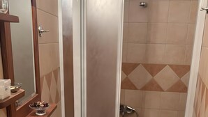 Ein Badezimmer mit Waschbecken, Toilette, Dusche und Spiegel.