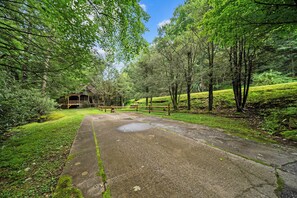 A pathway leading to a wooden structure in a lush green setting. - Peaceful Foscoe Retreat with Hot Tub (Boone)