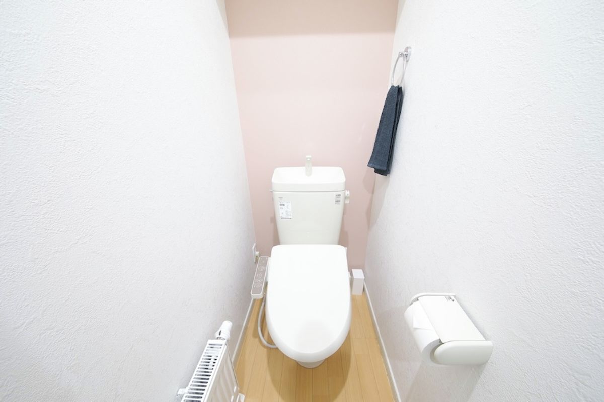 Basic House | Bathroom | Free toiletries, hair dryer, towels, soap