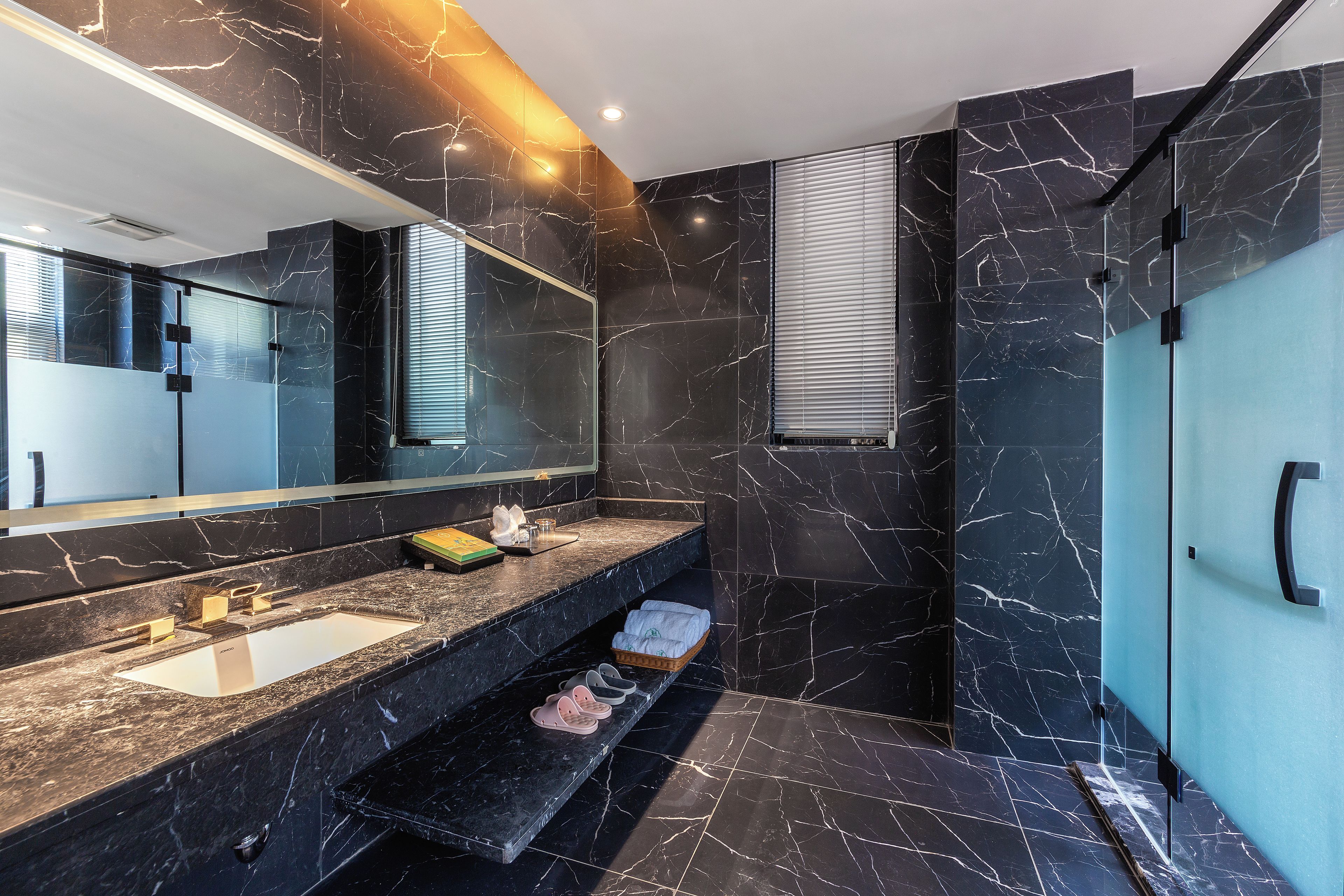 Suite estudio de lujo, vista a la colina | Baño | Secadora de cabello, toallas, jabón, shampoo 