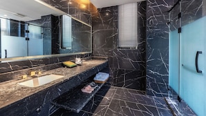 A modern bathroom with a black marble vanity, a large mirror, and a shower area. - Yangshou Mountain Vista Courtyard (Guilin)