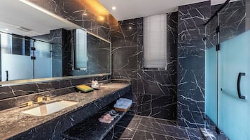 Suite estudio de lujo, vista a la colina | Baño | Secadora de cabello, toallas, jabón, shampoo