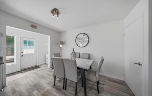 Dining - Big modern house with 2 living rooms, 3 bedrooms, and 2 bathrooms. (6 people) (Winnipeg)