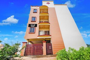 Hotel com vários andares e placa indicando que oferece serviços corporativos.