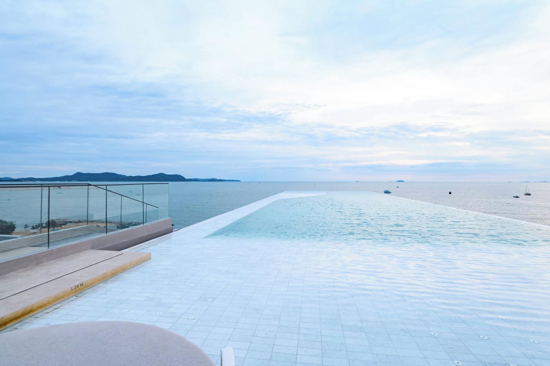 Ein Infinity-Pool mit freiem Blick auf das Meer und vorgelagerte Inseln.