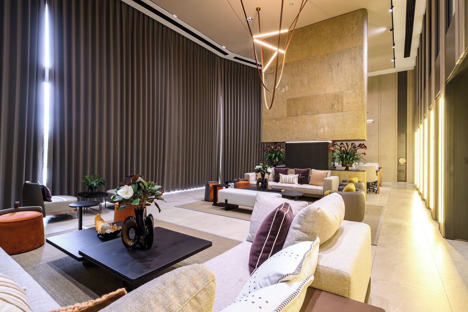 Una sala moderna con sofá, mesa de centro y plantas decorativas.