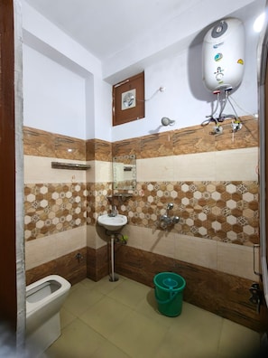 A bathroom with a toilet, sink, and shower. - The Raulane Homestay (Reckong Peo)