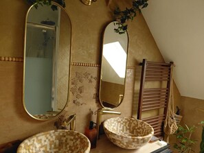 Doppelzimmer, Stadtblick | Badezimmer | Haartrockner, Handtücher, Seife, Shampoo