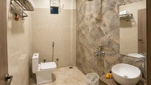 Shower, towels, soap, shampoo - Hotel Amba Regency (Farrukhabad)