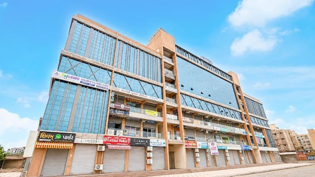Un edificio comercial de varios pisos con diferentes locales, incluyendo una panadería y un club familiar para niños.