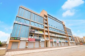 Un edificio comercial de varios pisos con diferentes locales, incluyendo una panadería y un club familiar para niños.