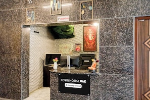 A reception area with a sign indicating 'Townhouse Oak' and 'Company-Served'.