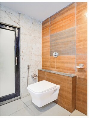 Regadera, amenidades de baño gratuitas, toallas, jabón