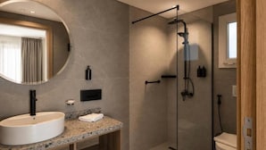Kamar Double Standar, balkon, pemandangan laut | Kamar mandi | Shower, perlengkapan mandi gratis, pengering rambut, dan handuk