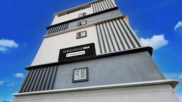 Un edificio de varios pisos con un letrero que indica que es una casa adosada de servicios para empresa.