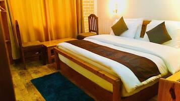 Un dormitorio con cama de madera, un escritorio y una silla.