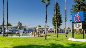 Een motel met een zwembad, een bordje dat gratis WiFi aangeeft, een minibar, 3 HBO-kanalen en ESPN in RMS.