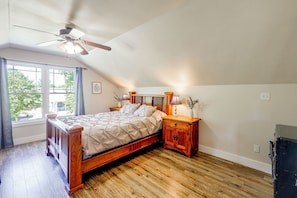 Bedroom | Queen Bed