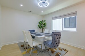 A dining area with a table, chairs, and a potted plant. - Extended Stay Near Beaches & LA Commuter Routes (Torrance)