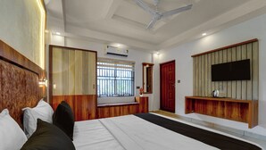 Desk, free WiFi - Townhouse Cochin Airport Skyluxe (Kochi)