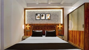 Desk, free WiFi - Townhouse Cochin Airport Skyluxe (Kochi)