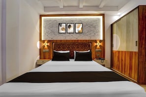 Desk, free WiFi - Townhouse Cochin Airport Skyluxe (Kochi)