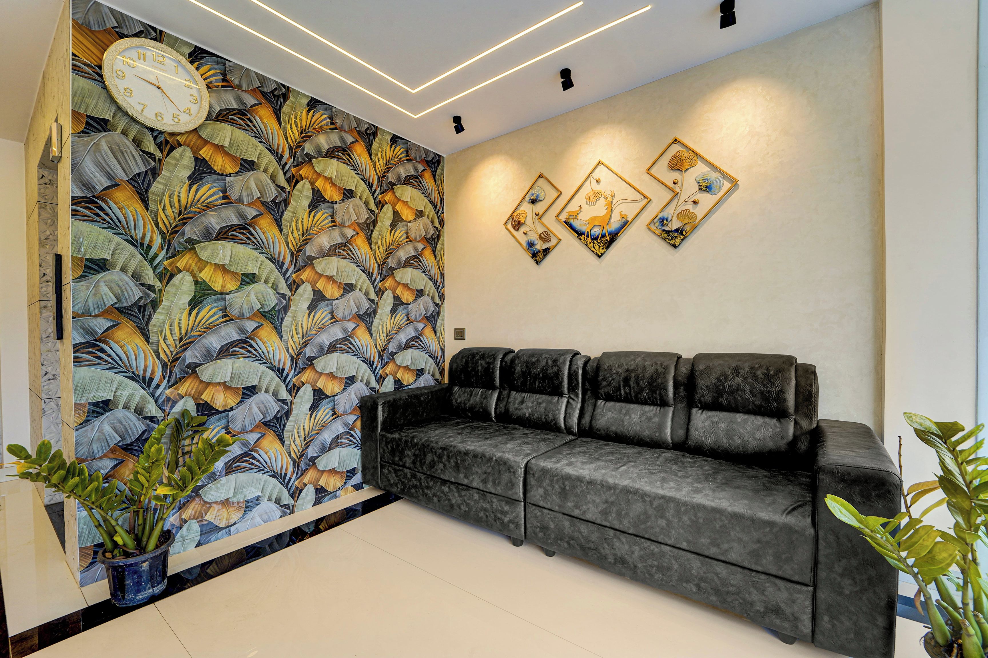 Un interior moderno con un sofá, un reloj y arte decorativo en la pared.