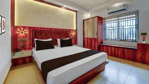 Desk, free WiFi - Townhouse Cochin Airport Skyluxe (Kochi)