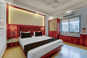 Desk, free WiFi - Townhouse Cochin Airport Skyluxe (Kochi)