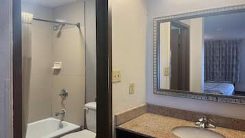 Un baño con bañera, inodoro y lavamanos.