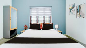 Una habitación de hotel con cama, mesita de noche, lámpara, cómoda y ventana con persianas.