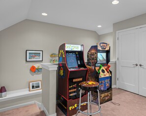 2nd floor bedroom with arcade games (open stairway to first floor). - Rifugio - your lakefront refuge on Whitewater Lake (Whitewater)