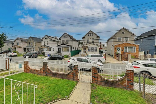3 Mi to JFK: Convenient NYC Base w/ Shared Patio