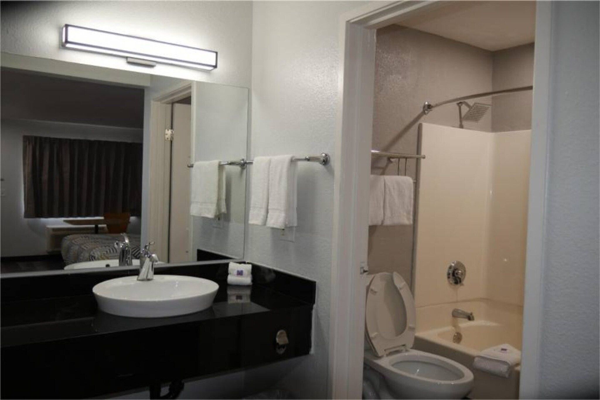 Ein Badezimmer mit Waschbecken, Toilette und Dusche.
