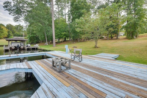 Deep-Water Lake Sinclair Escape in Quiet Cove